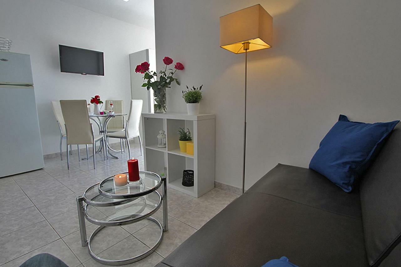 Beachfront Apartments Anita With Pool Karlobag Exterior foto